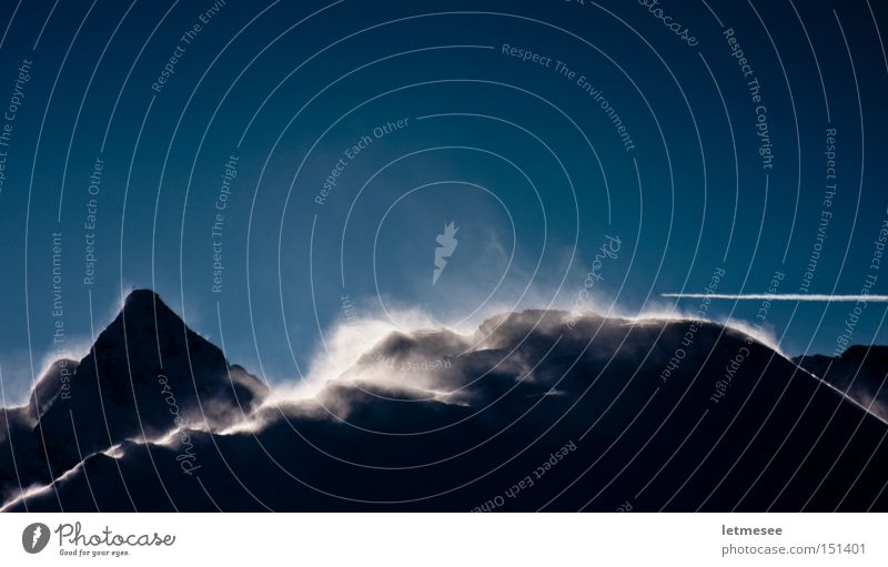 Schneeverwehung II Schneewehe Sturm Berge u. Gebirge Wind Wechte Kontrast Gipfel Flugzeug Kondensstreifen Winter blau