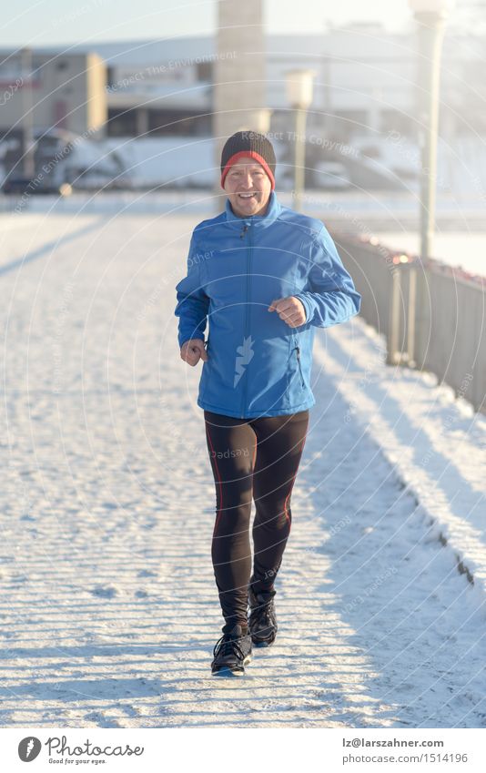Mann, der in der Winterkleidung rüttelt Lifestyle Gesicht Schnee Sport Joggen Erwachsene 30-45 Jahre Zeitung Zeitschrift Park Straße Fitness Tatkraft Aktion