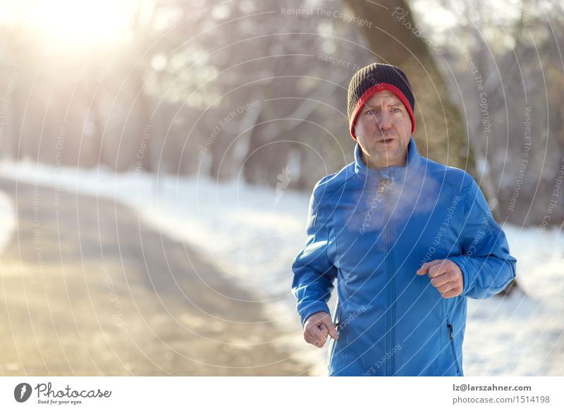Mann, der in der Winterkleidung rüttelt Lifestyle Gesicht Schnee Sport Joggen Erwachsene 30-45 Jahre Zeitung Zeitschrift Park Straße atmen Fitness Tatkraft