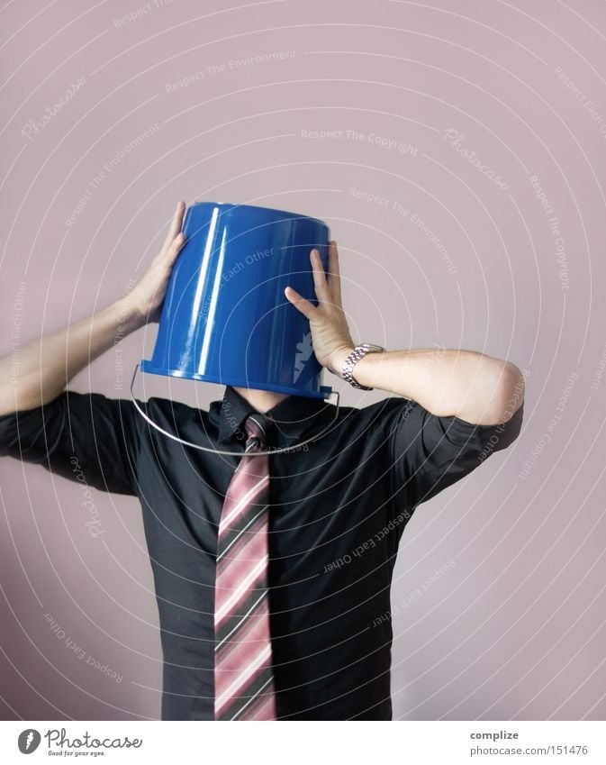 Einer im Eimer Verlierer Karriere Mann Erwachsene Hemd Krawatte blau Gefühle Scham Stress Ärger Idee Kreativität Misserfolg Schwäche verlieren Geschäftsleute