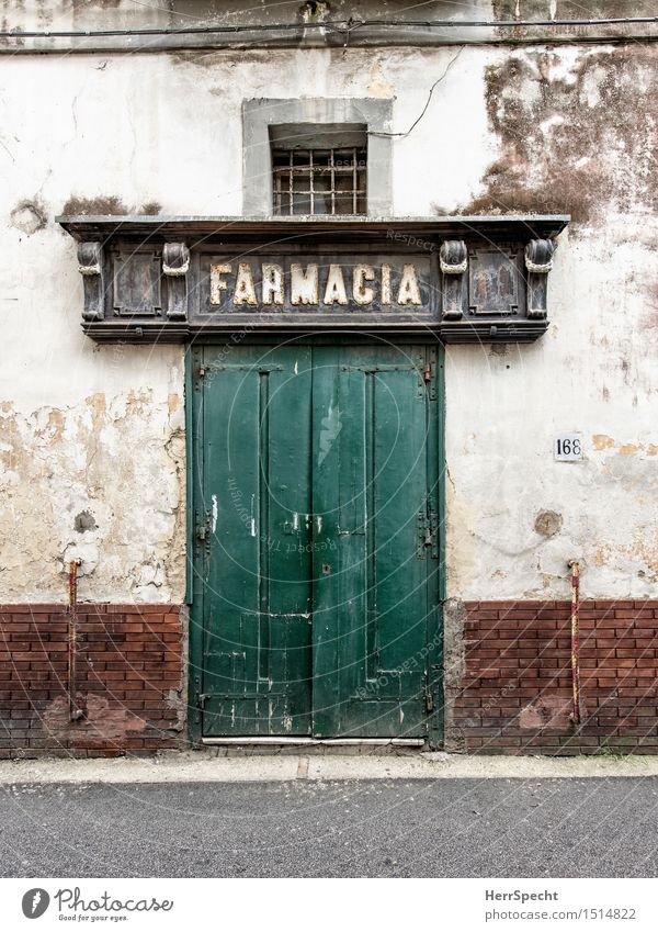 Apotheke Italien Neapel Haus Bauwerk Gebäude Fassade Tür alt historisch trist Eingangstür geschlossen baufällig Portal grün Strukturen & Formen Putzfassade