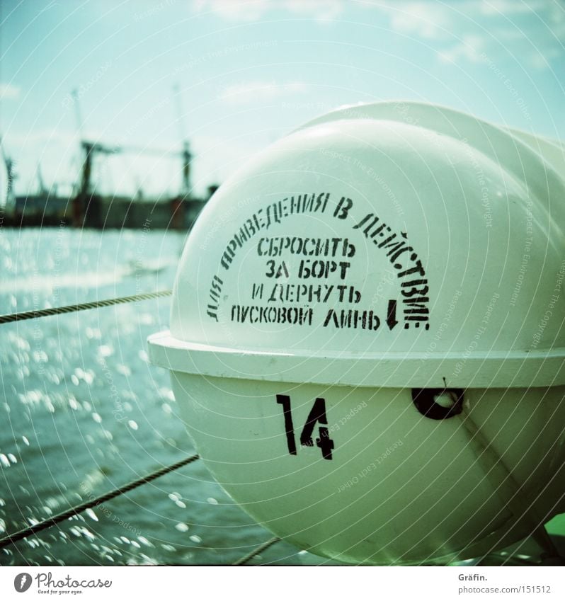 Rettungspille Wasserfahrzeug Beiboot glänzend Kran Segeln Buchstaben Reling Blauer Himmel Lomografie Schifffahrt Russland Elbe Hafen