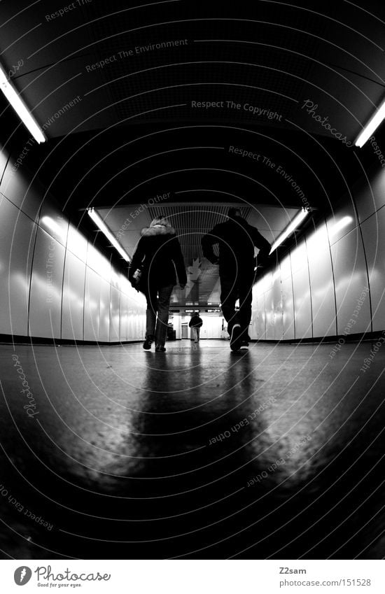 GANG gehen Mensch Tunnel Schwarzweißfoto glänzend dunkel London Underground 3 Mitte Einsamkeit Dynamik Licht Spaziergang Bahnhof walk