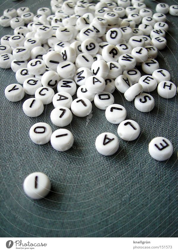 Buchstaben - ohne Suppe Schriftzeichen Kommunizieren rund grau schwarz weiß Lateinisches Alphabet Großbuchstabe Perle Wort Sprache Letter Perlenbuchstaben