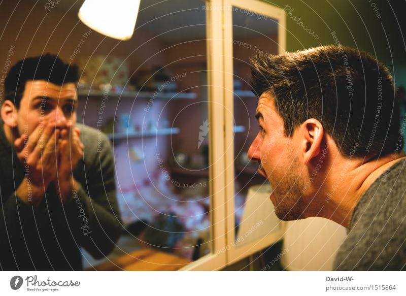 vor sich selbst erschreckt Mann Spiegel Spiegelbild Angst erschrecken Panik Fotomontage Kreativität kreativ nicht du erschreckend Albtraum Blick Gesicht