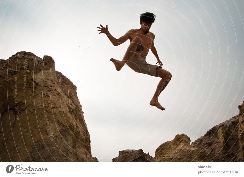 fallust Bergbau Braunkohlentagebau Mars springen Mann Felsen fallen Sturz Schwerelosigkeit Körper Aktion Dynamik Wüste Sommer Freude Spielen Jugendliche