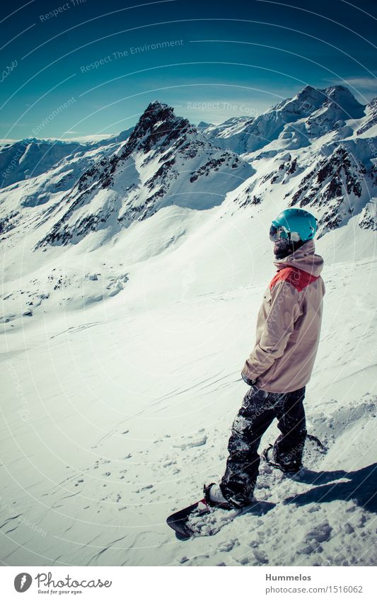 Snowboarder vor atemberaubender Bergkulisse Lifestyle Freude Abenteuer Winter Schnee Winterurlaub Berge u. Gebirge Sport Wintersport Sportler Mensch maskulin