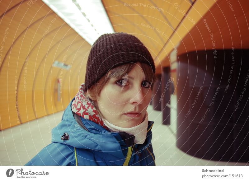 Untergrund U-Bahn Frau München Spaziergang Einsamkeit Gesicht unterirdisch Eisenbahn orange Marienplatz