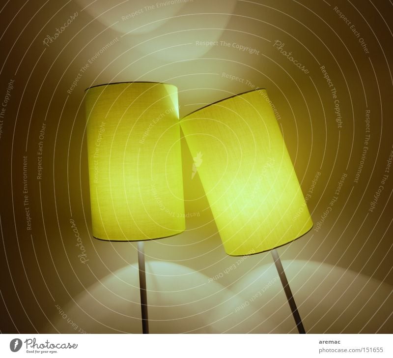 Zweisamkeit Zusammensein Lampe Licht anlehnen gelb Schatten Beleuchtung Dinge Installationen Elektrisches Gerät Technik & Technologie Wohnzimmer Kabel paarweise
