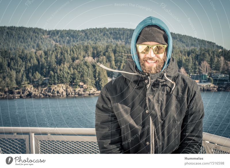 Portrait im Wind Mensch Erwachsene 1 30-45 Jahre ästhetisch Coolness Amerika Road Trip Porträt Mann bart fähre sonnebrille winter negative space wind Farbfoto