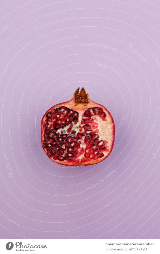 Jammy Granatapfelhälfte auf Lila Kunst Kunstwerk ästhetisch rot lecker Snack Snackbar Kammer Abtrennung Design violett vitaminreich Südfrüchte exotisch Farbfoto