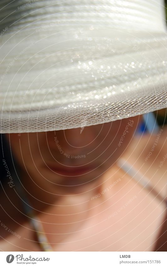 Noble Blässe Hut Kopfbedeckung Frau Sommer weiß verstecken Porträt Gesicht Schatten Licht Sonnenbad beschattet Wetterschutz