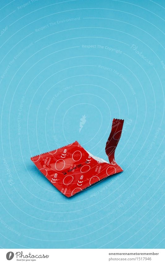 Rotes Kondom auf blauem Grund Kunst Kunstwerk ästhetisch Sex Sexualität Verhütungsmittel rot schwanger Sexpraktiken Sex-shop Sexuelle Neigung Kontrast offen