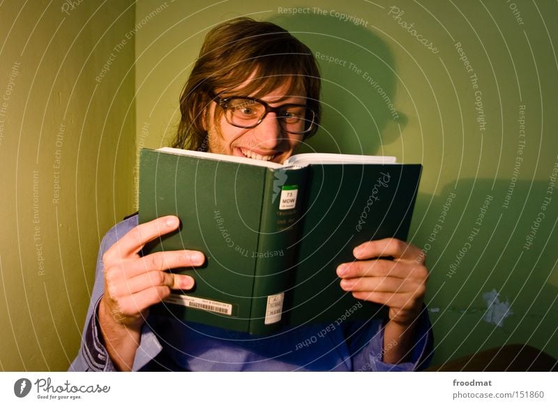 Intensivstudium Buch Freak Brille lesen Student lernen grinsen lachen Schatten Hochschullehrer Wissenschaften Philosoph Medien Jugendliche Bildung klug gelehrt