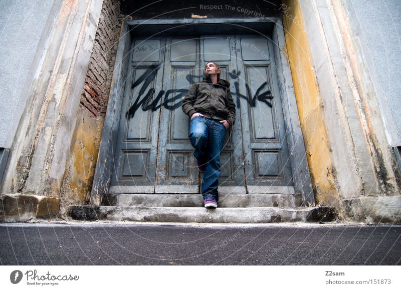 IN THE GHETTO II Ghetto Straße stehen Stil trashig Mann lässig Graffiti Einsamkeit verfallen Tür Tor nachdenken think Jugendliche