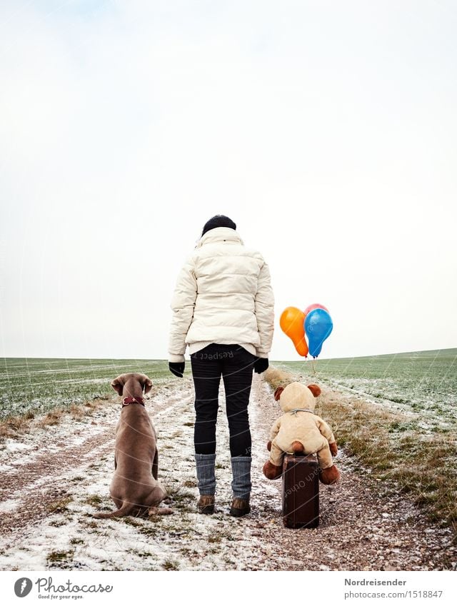 Aufbruch.... Team Mensch feminin Frau Erwachsene Leben Winter schlechtes Wetter Feld Straße Tier Hund Teddybär Stofftiere Luftballon warten einzigartig kalt