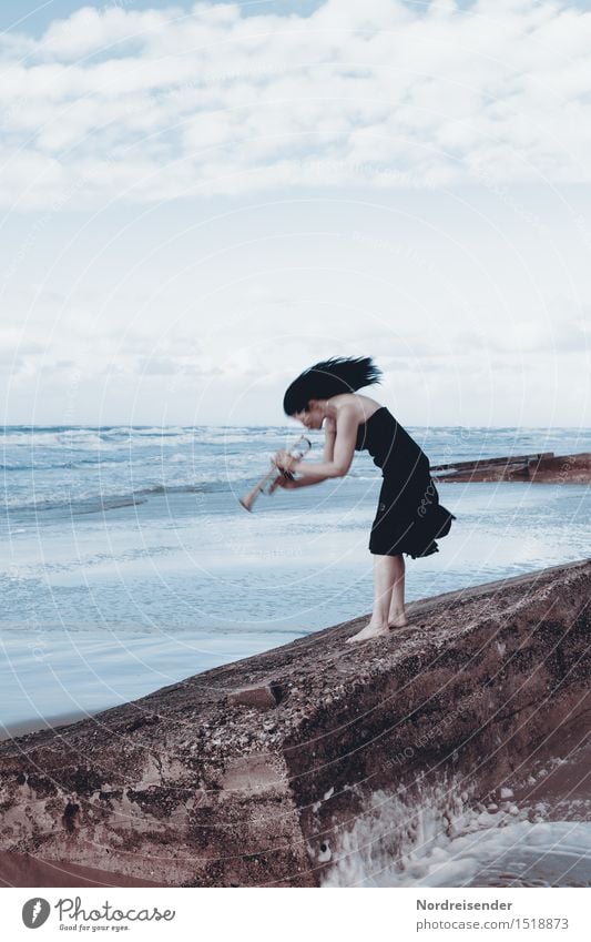 Spieltrieb | Laut sein Lifestyle Leben Meer Mensch feminin Frau Erwachsene Musik Musiker Landschaft Urelemente Wasser Himmel Wolken Felsen Wellen Küste Nordsee