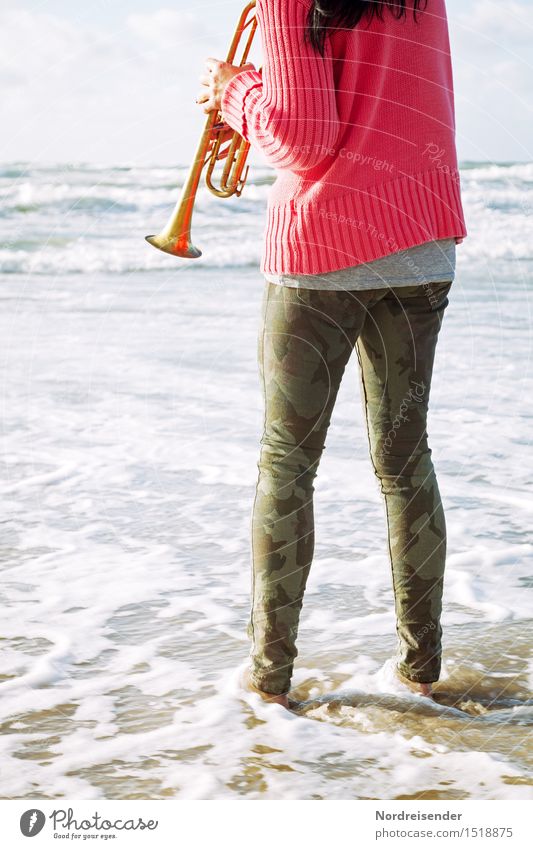 Am Meer Stil Leben harmonisch Mensch feminin Frau Erwachsene Musik Musiker Wasser Sommer Schönes Wetter Wellen Strand Nordsee Mode Spielen stehen Freundlichkeit