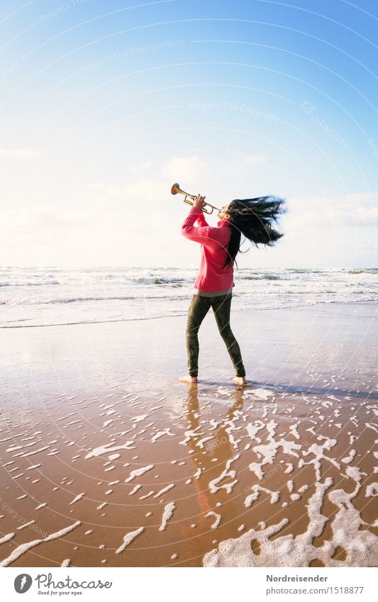 Junge Frau mit einer Trompete am Strand Lifestyle Stil Freude Leben Mensch feminin Erwachsene Musik Musiker Schönes Wetter Wind Sturm Nordsee Meer schwarzhaarig