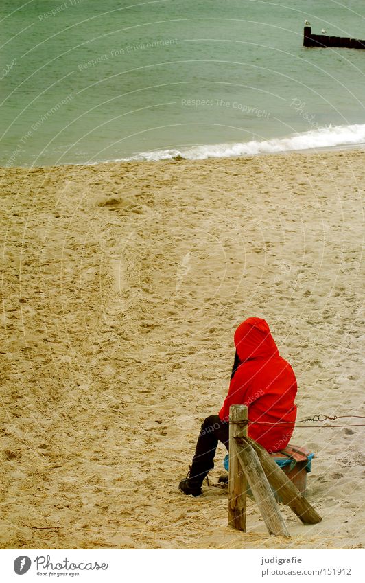 Rot am Strand Mädchen Mensch Frau rot Regenjacke Herbst Sand Küste Meer Ferien & Urlaub & Reisen kalt Einsamkeit Denken Farbe