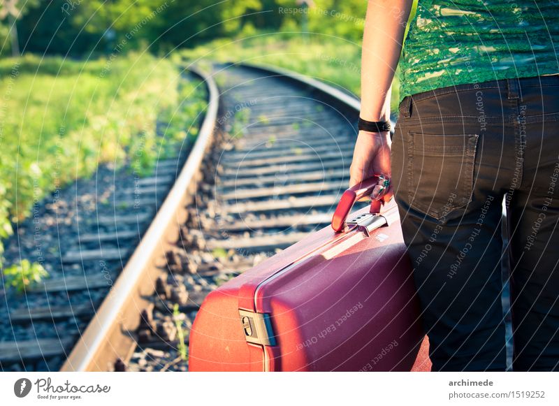 Frau, die Gepäck auf der Eisenbahn hält Lifestyle Ferien & Urlaub & Reisen Ausflug Abenteuer Erwachsene Hand Straße entdecken frei wild Fernweh Entwurf Menschen