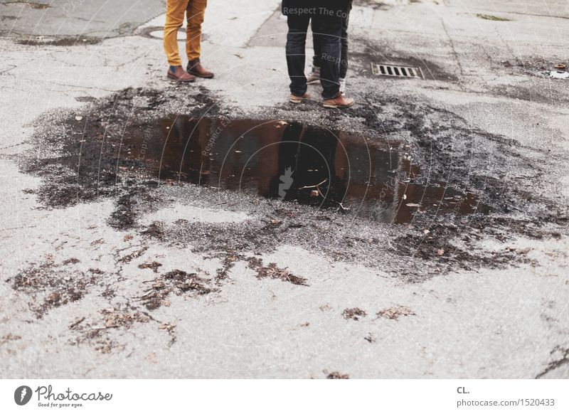 HH16.1 | noergeln Mensch Erwachsene Leben Beine 3 Menschengruppe Wasser Herbst Winter schlechtes Wetter Hose Schuhe Boden Gully sprechen Kommunizieren stehen