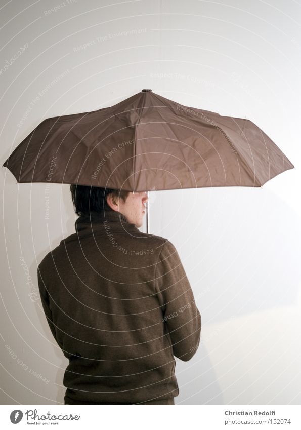 Regen Regenschirm Schutzdach Wetter Mensch Mann Mode Bekleidung Stil Model Rücken Gesicht Wasser trendy Jugendliche