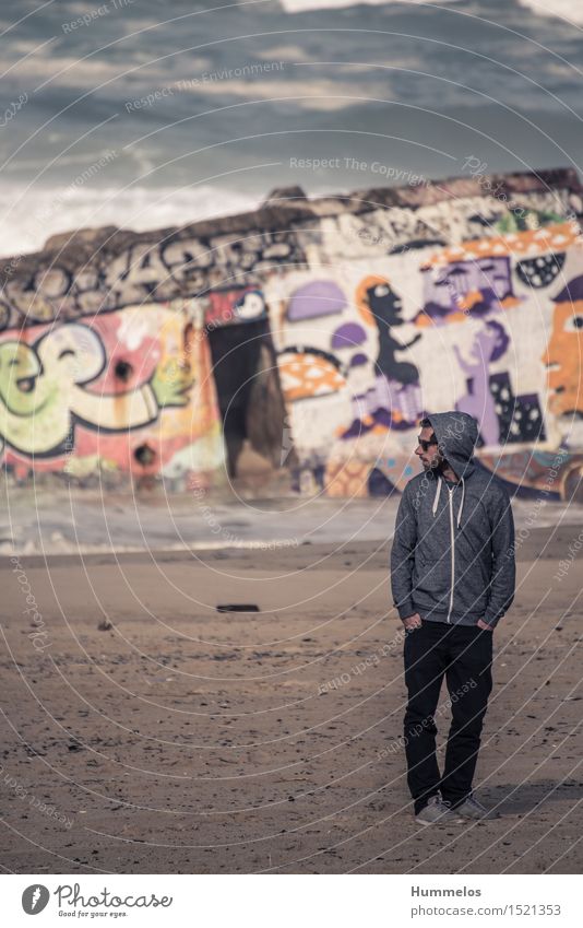 Portrait vor Bunker mit Graffiti Ferien & Urlaub & Reisen Sommer Mensch Junger Mann Jugendliche Erwachsene 1 18-30 Jahre ästhetisch Coolness 2015 Hossegor beach
