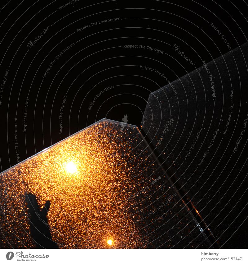 handyman Hand Fensterscheibe Glasscheibe Straßenbeleuchtung gruselig Horrorfilm Alptraum Nacht Schichtarbeit Überfall Licht Regen Angst Panik gefährlich