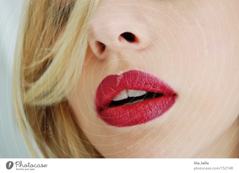 Bondgirl Lippen rot Nase Gesicht Zähne blond Detailaufnahme Bildausschnitt fantastisch hervorragend Waffe himmlisch Sexappeal attraktiv Versuch Frau