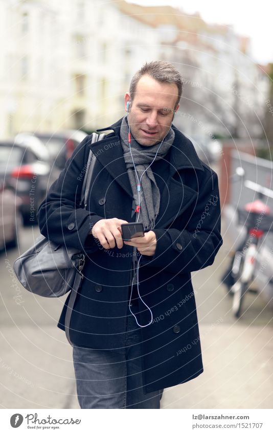 Attraktiver Mann auf die Wintermode sein Handy überprüfend Business sprechen Telefon Technik & Technologie maskulin Erwachsene 1 Mensch 30-45 Jahre Straße Mode