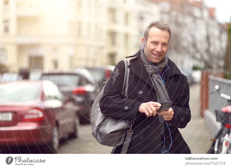Attraktiver Mann auf die Wintermode sein Handy überprüfend Business sprechen Telefon Technik & Technologie maskulin Erwachsene 1 Mensch 30-45 Jahre Straße Mode