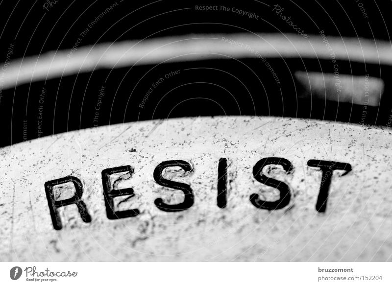 ! widersetzen Revolution verweigern Verneinung Untergrund Schriftzeichen Typographie Metall auffordern Makroaufnahme Uhr Buchstaben Resist Resistance Imperativ