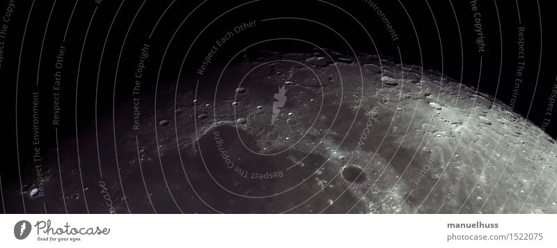 Moonscape Nachthimmel Mond Berge u. Gebirge Schlucht Krater Kraterrand schwarz weiß Teleskop Astronomie Wissenschaften Mondkrater Mare Mondlandschaft Farbfoto