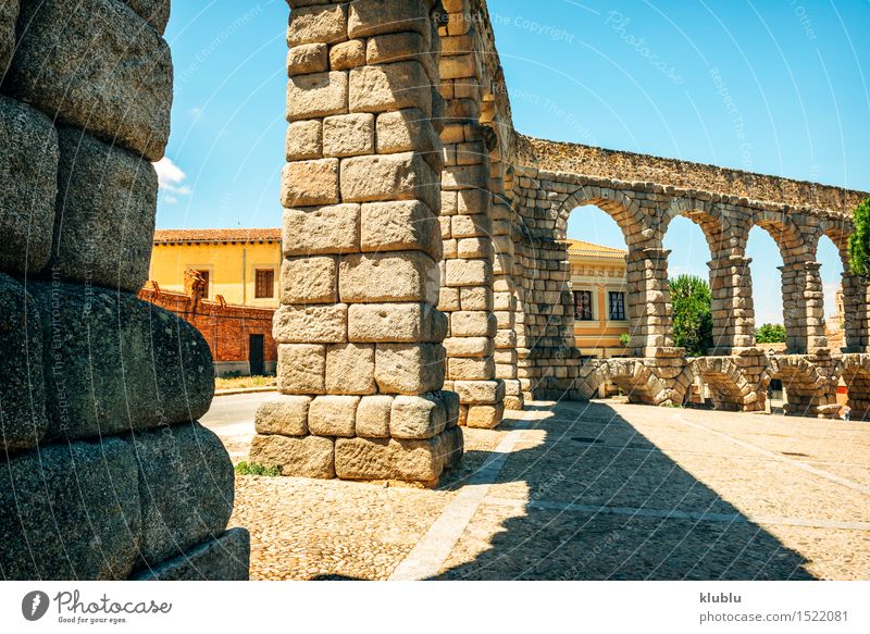 Der berühmte alte Aquädukt in Segovia, Spanien Ferien & Urlaub & Reisen Tourismus Haus Kultur Felsen Dorf Kleinstadt Stadt Ruine Platz Brücke Gebäude