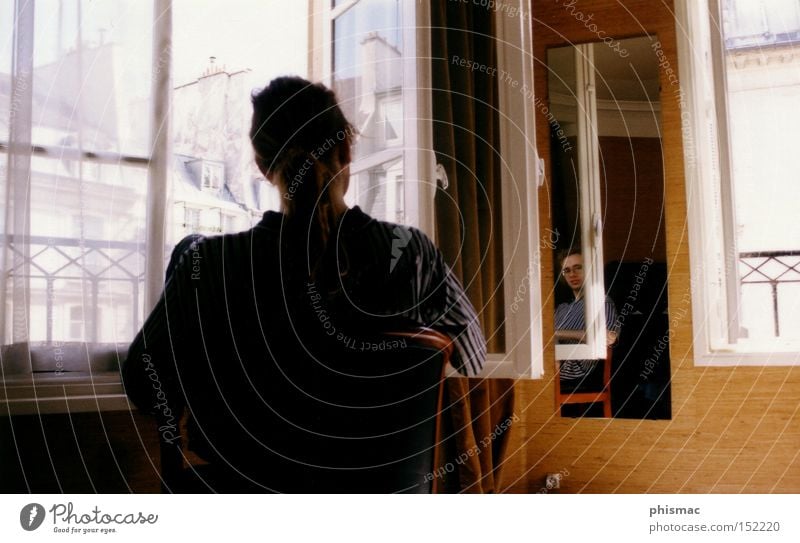 Melancholie in Paris Mann Fenster Spiegel Spiegelbild Altbau Wohnzimmer braun Stuhl Erholung Denken Konzentration Traurigkeit