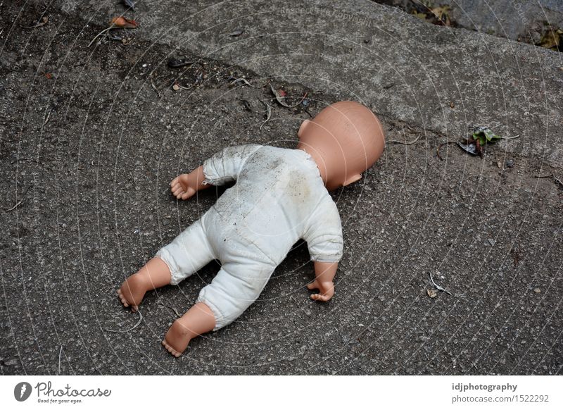 Babypuppe verdeckt auf der Straße Spielzeug Puppe bizarr Fotografie Brühe Fälschung Farbfoto Außenaufnahme Menschenleer Morgen Morgendämmerung Tag