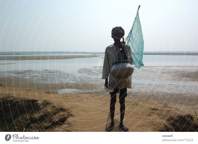 Fischer mit Fahne verloren Indien Panorama (Aussicht) Fischer vor See Armut keine hoffnung groß