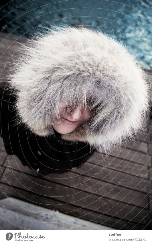 Afro-Look für weiße Vorstadtmädchen Inuit Frau Kapuze Spree Steg Flussufer Winter Fell Blick kalt fellmütze zotteln