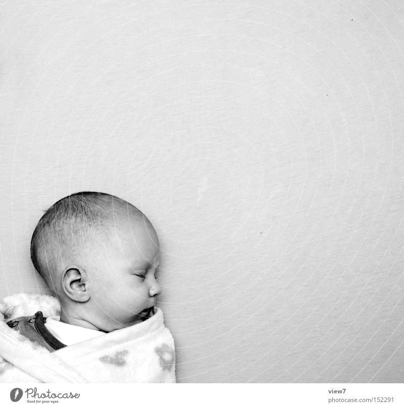 kleines Mädchen Baby schlafen liegen Frieden Kopf Decke Bett Untergrund Gesicht Nachkommen ruhig Nacht Schwarzweißfoto Kleinkind Mädchen. Baby friedlich