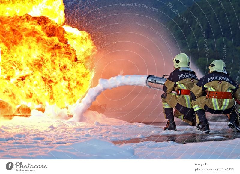 Firefighter II Feuerwehrmann Brand Flamme Schaum Wasser löschen Desaster gelb Licht gefährlich Kämpfer Held brennen Explosion Öffentlicher Dienst bedrohlich