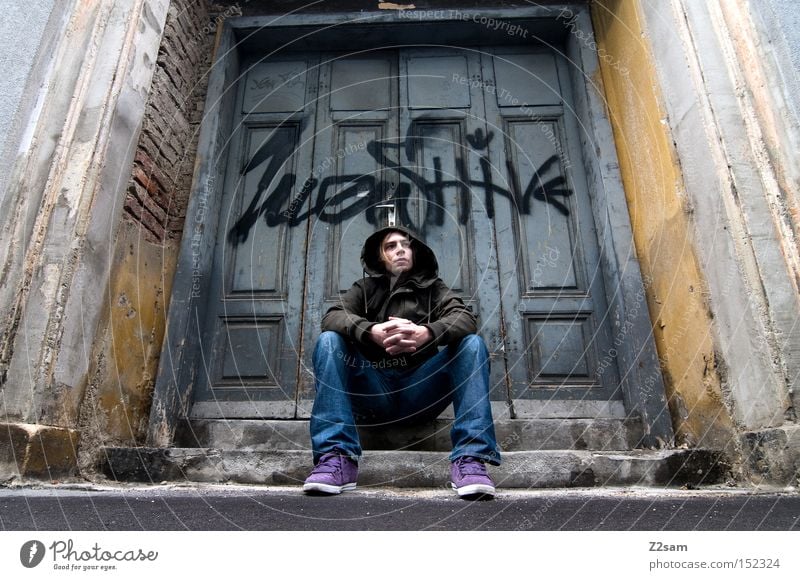 IN THE GHETTO III Ghetto Straße stehen Stil trashig Mann lässig Graffiti Einsamkeit Wandmalereien Tür Tor nachdenken think Jugendliche