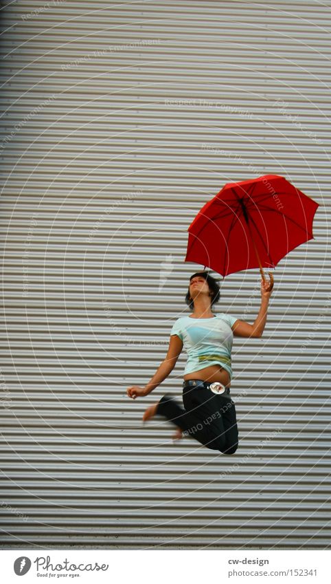 MARY POPPINS ft. MERRY POPPINS Dame Frau Mensch springen Jugendliche Freude Sommer Sonnenschirm Regenschirm rot schön ästhetisch Spielen