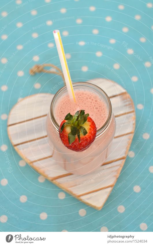 Selbst gemachter Erdbeermilchshake mit Stroh Erdbeeren Frucht Gesundheit Getränk Erfrischungsgetränk Milchshake Flasche Trinkhalm Lifestyle Glas Diät trinken