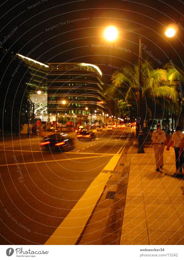 Singapur's Einkaufsstraße bei Nacht Singapore Fußgängerzone Verkehr Erfolg Orchardroad