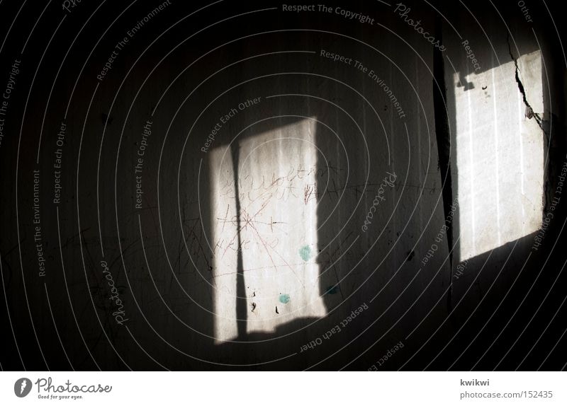 marodesschattenwandspiel Schatten Wand Licht dunkel Fenster Tapete baufällig verfallen alt dreckig Häusliches Leben