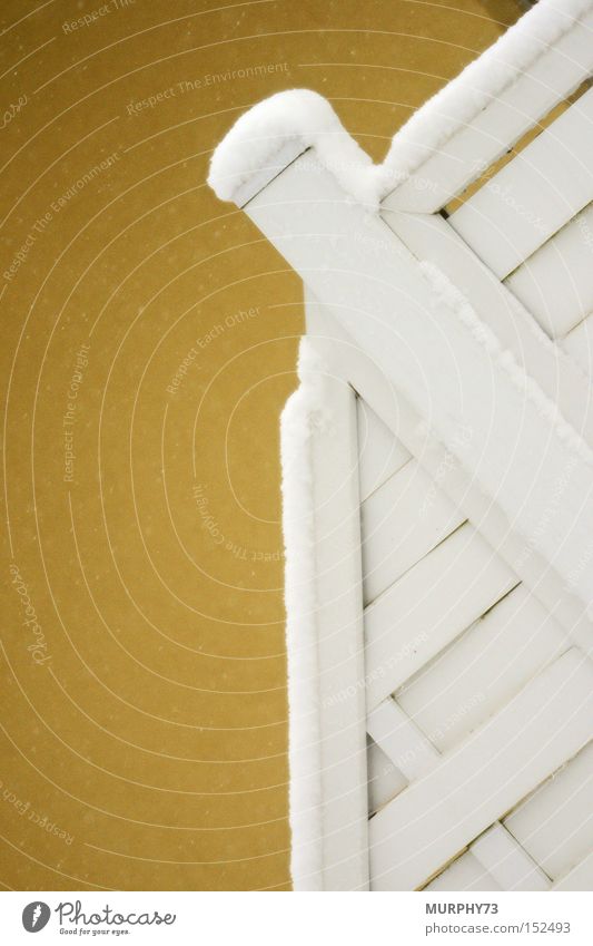 Schnee auf der Trennwand Wand Ecke Pfosten abstrakt Linie gerade weiß gelb Winter Detailaufnahme rechter Winkel Winkelmaß Neigung