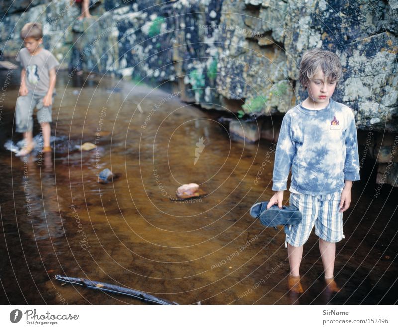 34 [die zweiten zähne kommen] Sommer Kind Junge Kindheit Wasser Felsen Bach Fluss Stein Denken entdecken Gefühle erleben Konzentration Naturliebe Naturerlebnis