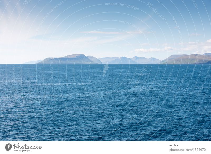 Landschaft auf den Färöern von einem Schiff aus gesehen Meer Insel Berge u. Gebirge Natur Himmel Gras Wiese Felsen Fluss Føroyar Stein blau grün Gefühle