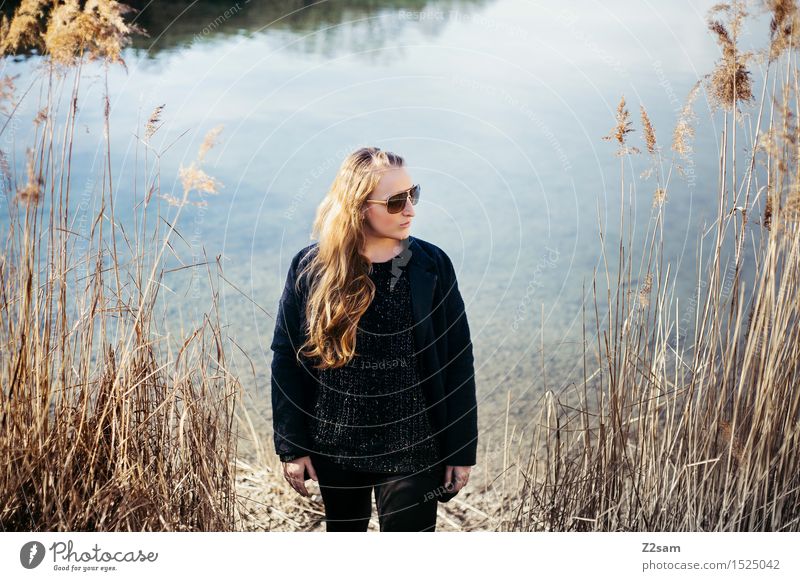 Herbst 2015 Lifestyle elegant Stil feminin Junge Frau Jugendliche 18-30 Jahre Erwachsene Natur Landschaft Schönes Wetter Sträucher Schilfrohr Seeufer Mantel